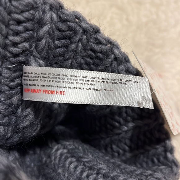 NWT Free People Everything Rosy Beanie Grey with Blue Purple Embroidery Flower - Picture 10 of 10